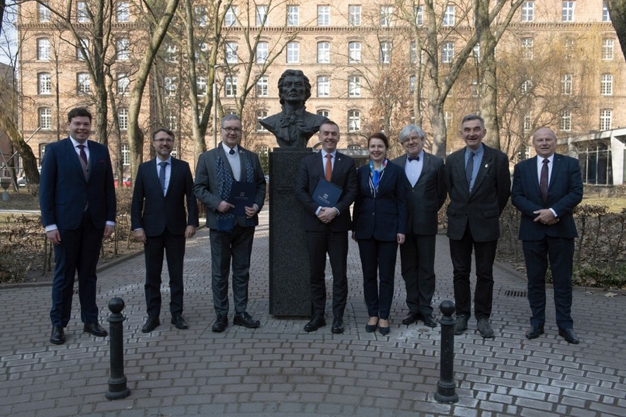 Przedstawiciele Komitetu Kopca Kościuszki i Politechniki wokół popiersia Kościuszki na dziedzińcu głównego kampusu uczelni /Jan Zych /Materiały prasowe