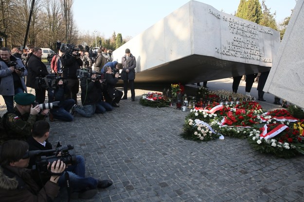 Przedstawiciele mediów podczas uroczystości przy pomniku upamiętniającym ofiary katastrofy /Tomasz Gzell /PAP