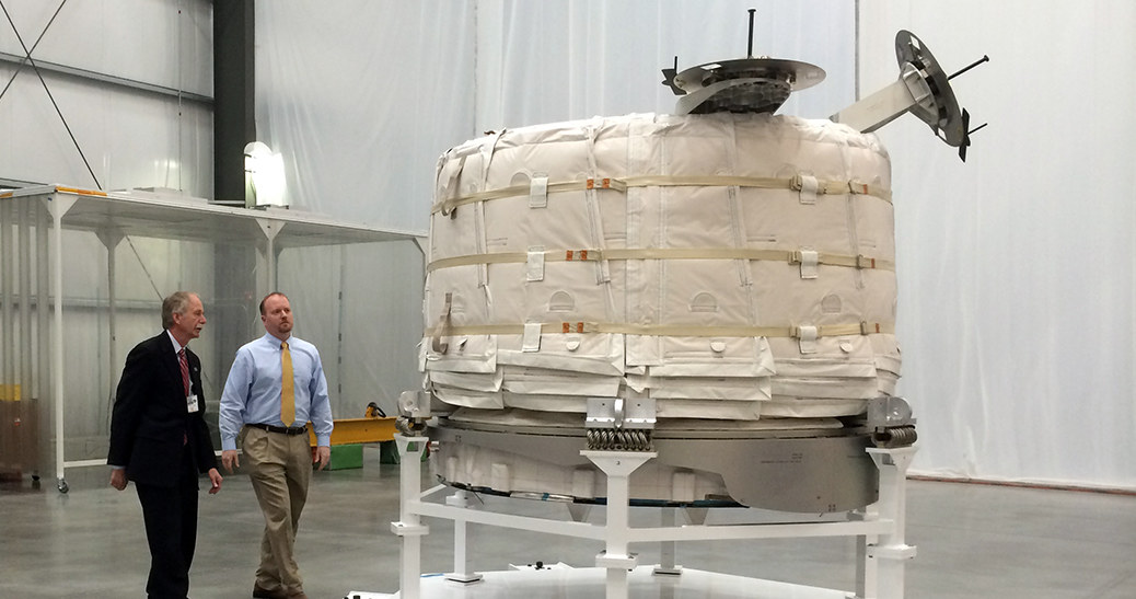 Przedstawiciele NASA w trakcie oględzin nadmuchiwanego modułu Bigelow Aerospace /NASA