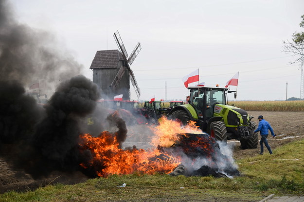 Przedstawiciele organizacji rolniczej Agrounia blokują drogę krajowej nr 11 /Jakub Kaczmarczyk /PAP