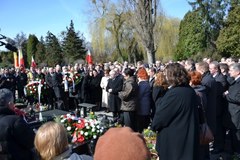 Przedstawiciele PiS uczcili pamięć ofiar katastrofy na Powązkach