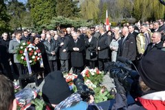 Przedstawiciele PiS uczcili pamięć ofiar katastrofy na Powązkach