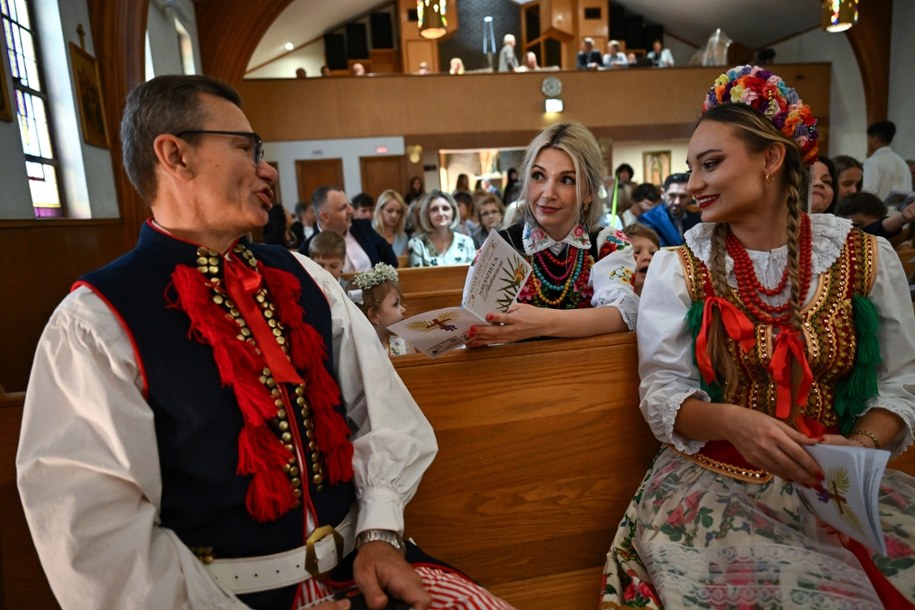 Przedstawiciele Polonii zgromadzeni podczas mszy świętej z udziałem prezydenta w Dallas /Adam Warżawa /PAP