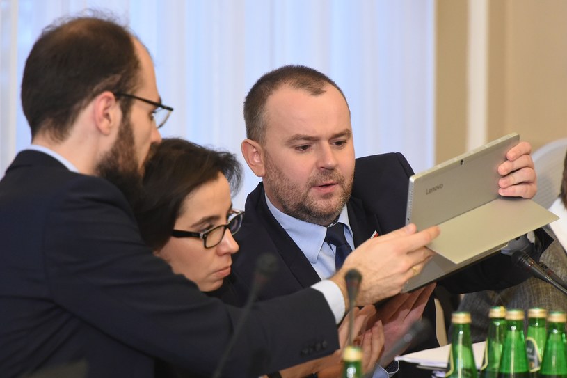 Przedstawiciele prezydenta (Paweł Mucha z prawej) analizują przedłożone poprawki /Rafał Oleksiewicz /Reporter