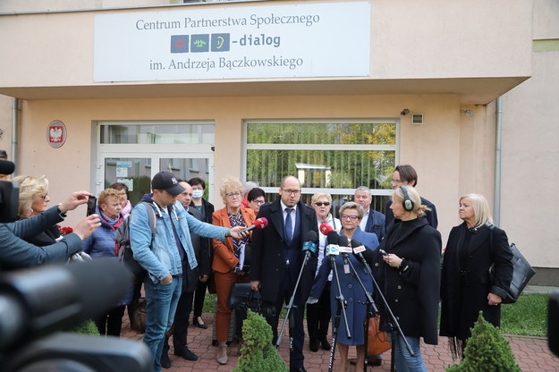 Przedstawiciele protestujących medyków przed siedzibą Centrum Partnerstwa Społecznego "Dialog" /Wojciech Olkuśnik /PAP