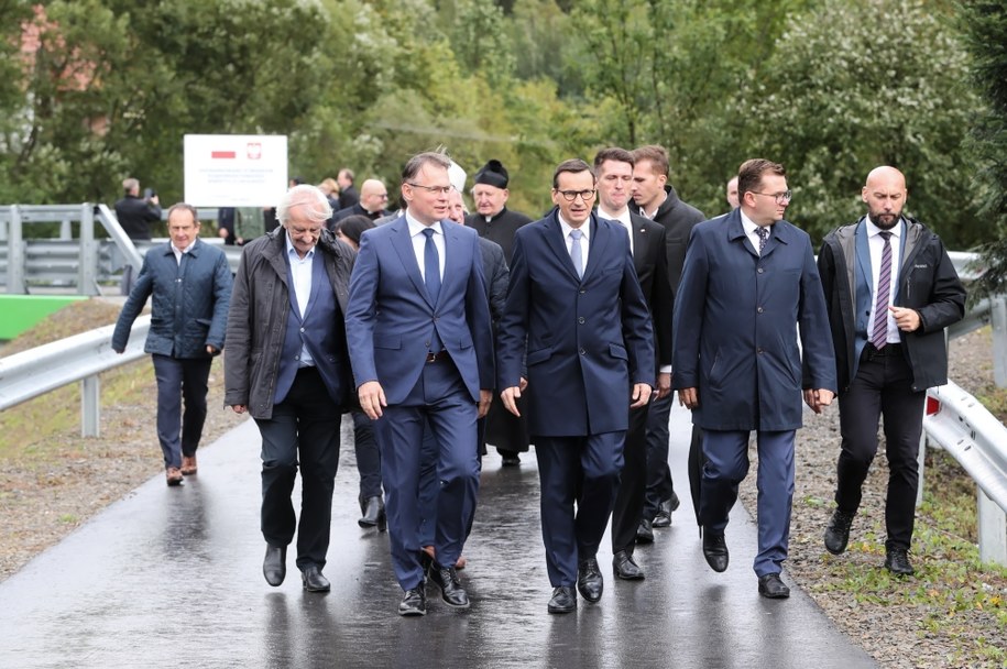 Przedstawiciele rządu podczas uroczystości nadania mostowi imienia zmarłego wicewojewody Józefa Leśniaka. /Grzegorz Momot /PAP