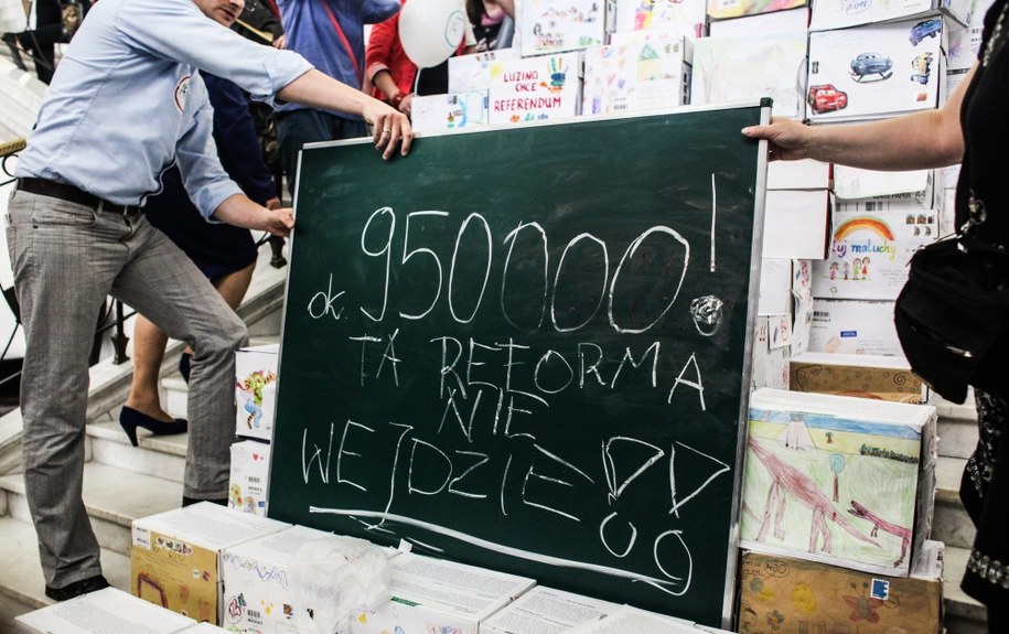 Przedstawiciele Stowarzyszenia Rzecznik Praw Rodziców z akcji "Ratujmy Maluchy i starsze dzieci też!" przed złożeniem wniosku o referendum edukacyjne w Sejmie /Jakub Kamiński   /PAP