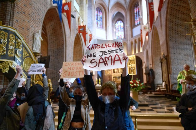 Przedstawiciele Strajku Kobiet podczas protestu przeciw zaostrzeniu prawa aborcyjnego w poznańskiej katedrze /	Jakub Kaczmarczyk   /PAP