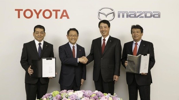 Przedstawiciele Toyoty i Mazdy podpisują porozumienie o współpracy /Toyota