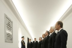 Przedstawiciele władz złożyli kwiaty przed tablicami w Sejmie 