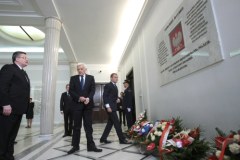 Przedstawiciele władz złożyli kwiaty przed tablicami w Sejmie 