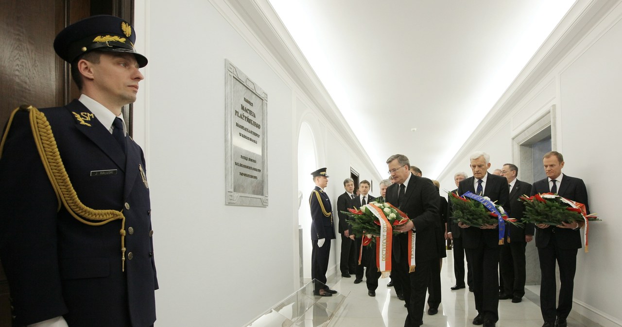 Przedstawiciele władz złożyli kwiaty przed tablicami w Sejmie 