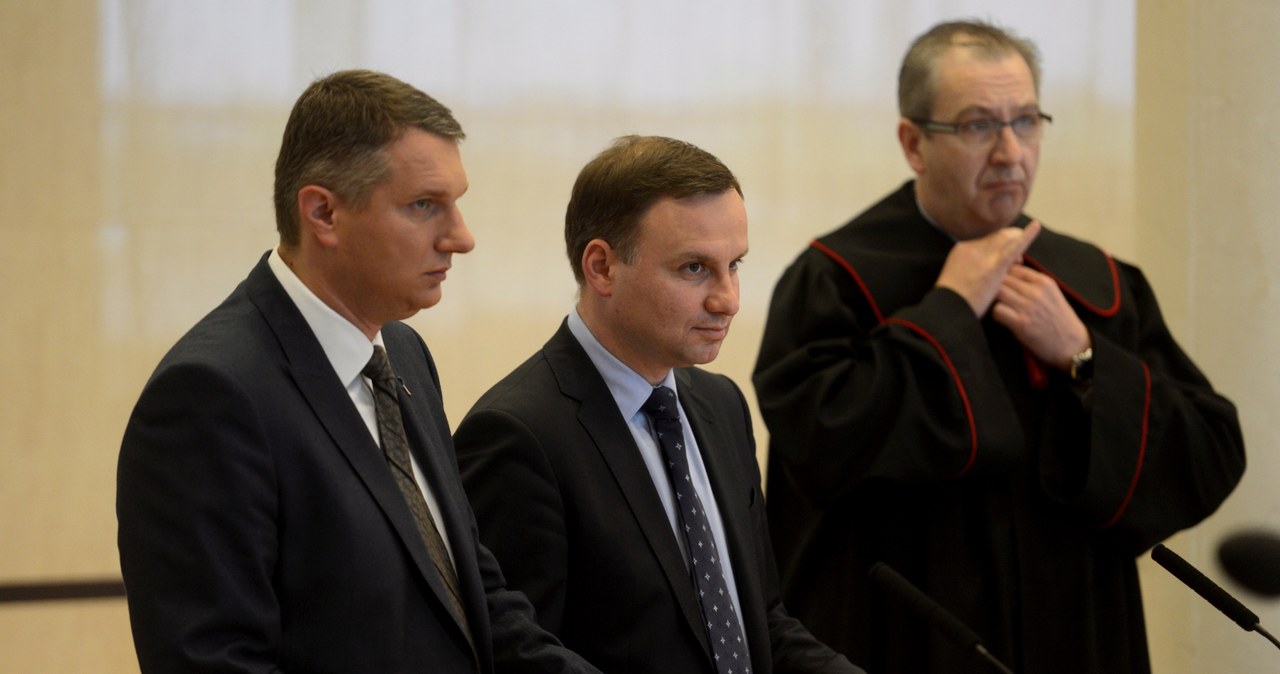 Przedstawiciele wnioskodawców: poseł PiS Andrzej Duda (2L) i poseł niezrzeszony Przemysław Wipler (2P) oraz zastępca prokuratora generalnego Robert Hernand (P) /PAP