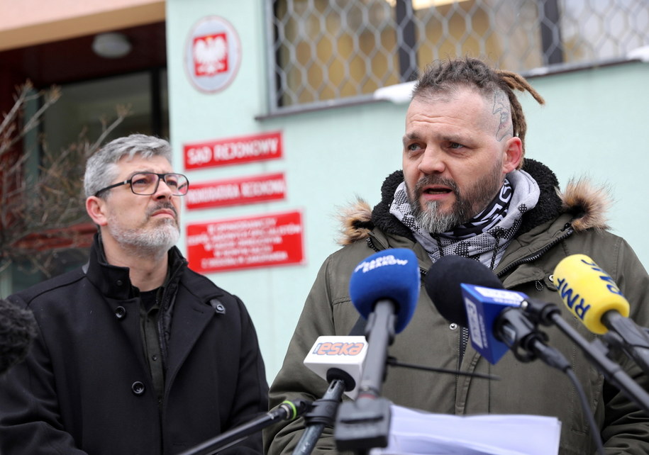 Przedstawiciele „Wolnych przedsiębiorców” Gerard Wolski (P) i Paweł Drabik (L) podczas konferencji prasowej po której zamierzają złożyć w zakopiańskiej prokuraturze zawiadomienie o możliwości popełnienia przestępstwa przez Mateusza Morawieckiego