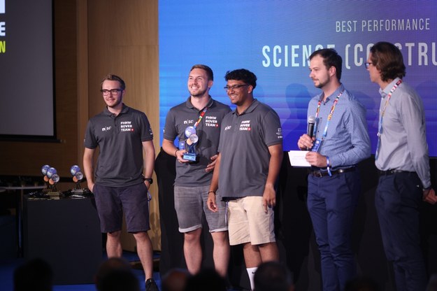 Przedstawiciele zespołu FHNW Rover Team odebrali nagrodę podczas Gali Jubileuszowej i Ceremonii Medalowej 10. edycji zawodów łazików marsjańskich European Rover Challenge na terenie Akademii Górniczo-Hutniczej w Krakowie /	Łukasz Gągulski /PAP