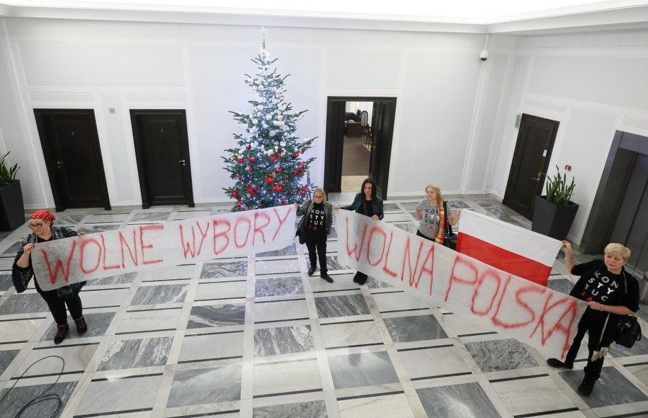 Przedstawicielki Koalicji Prodemokratycznej protestują w Senacie /Paweł Supernak /PAP