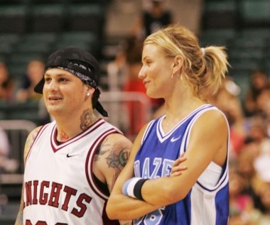 Przedstawiła ich sobie szwagierka rockmana, Nicole Richie. Po siedmiu miesiącach Diaz i Madden wzięli dyskretny ślub (na zdjęciu - przyszli małżonkowie podczas charytatywnego meczu koszykówki w... 2004 roku).