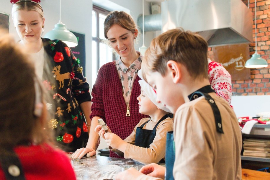 Przedświąteczne pieczenie może być dobrą zabawą, w którą warto zaangażować dzieciaki /Maciej Nycz /RMF FM