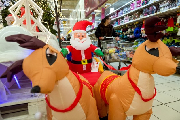 Przedświąteczne zakupy w jednym z bydgoskich hipermarketów /Tytus Żmijewski /PAP