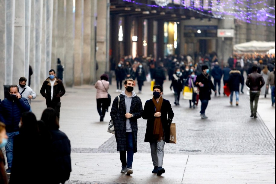 Przedświąteczny ruch na ulicach w Mediolanie /MOURAD BALTI TOUATI /PAP/EPA