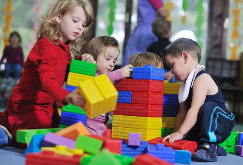 Przedszkolna zabawa pomaga dzieciom w rozwoju wielu cennych umiejętności /123RF/PICSEL