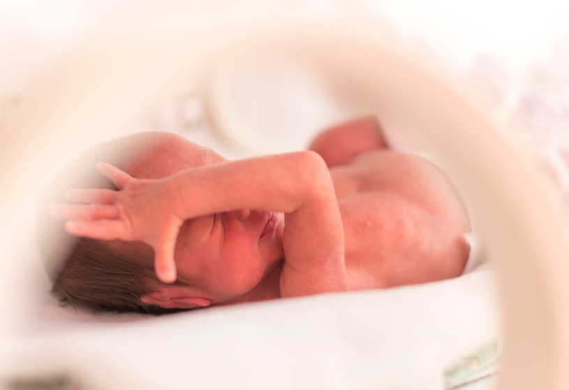 Przedterminowy poród może skutkować różnymi zaburzeniami lub opóźnieniem rozwoju psychoruchowego /123RF/PICSEL