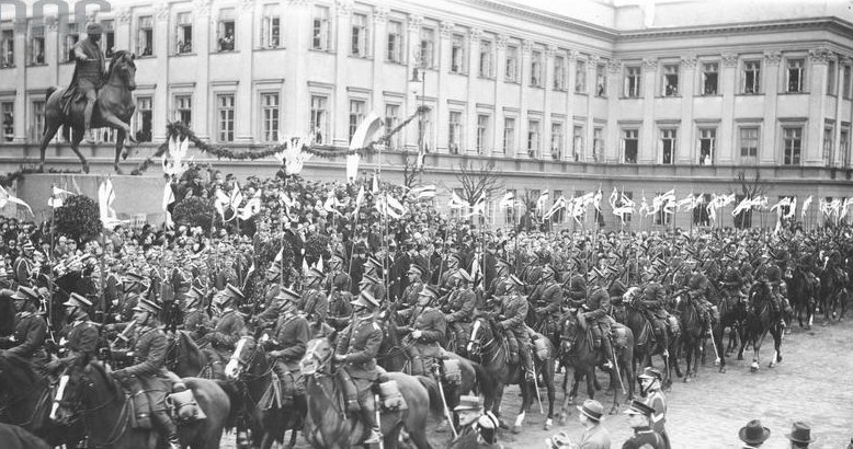 Przedwojenne uroczystości Święta Trzeciego Maja na Placu Saskim w Warszawie /Z archiwum Narodowego Archiwum Cyfrowego