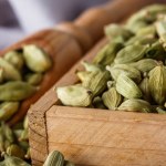 Przegania kaszel, odświeża oddech i podkręca trawienie. Dodaj do kawy, herbaty lub ciasta