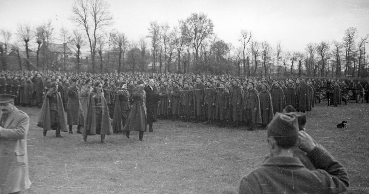 Przegląd pododdziałów Brygady. Idą: pierwszy - prezydent RP Władysław Raczkiewicz, trzeci - gen. Władysław Sikorski /Z archiwum Narodowego Archiwum Cyfrowego