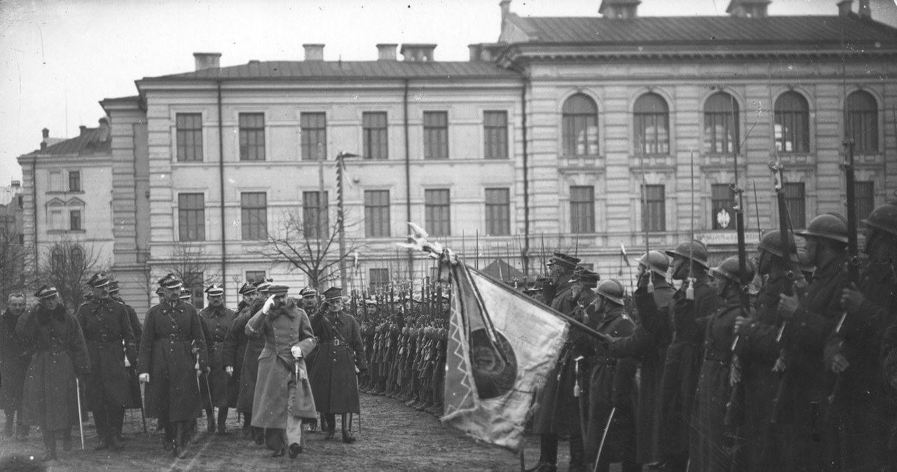 Przegląd wojska dokonany przez Józefa Piłsudskiego po zajęciu Wilna /Z archiwum Narodowego Archiwum Cyfrowego