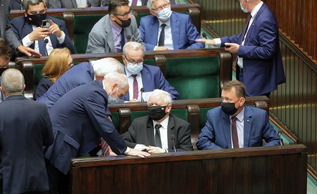 Przegrane głosowanie, reasumpcja i... wznowienie obrad. PiS nie pierwszy raz stosuje taką praktykę