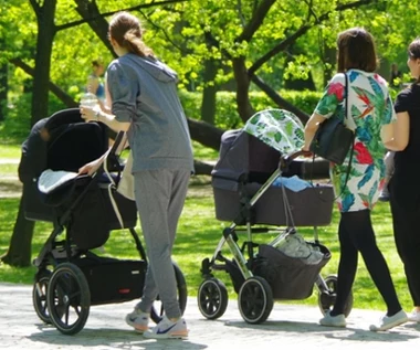 Przegrzanie dziecka w lecie. Czy najmłodsi inaczej odczuwają temperaturę?