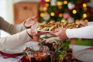 Przejadłeś się? Po ciężkim posiłku poświęć 15 minut. Jelita ci podziękują