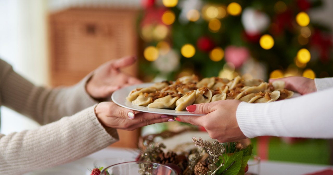 Przejadłeś się? Po ciężkim posiłku poświęć 15 minut na aktywność fizyczną. Jelita ci podziękują /123RF/PICSEL