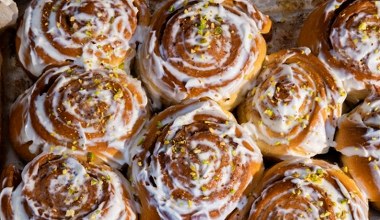 Przejadły ci się cynamonki? Zrób o niebo lepsze bułki drożdżowe z obłędnym nadzieniem