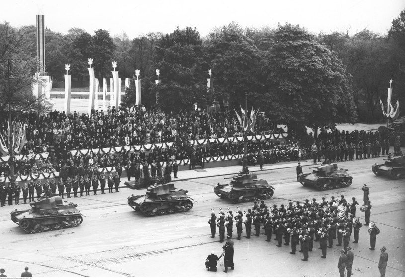 Przejazd czołgów 7TP podczas defilady 3 Maja w 1939 roku /Z archiwum Narodowego Archiwum Cyfrowego