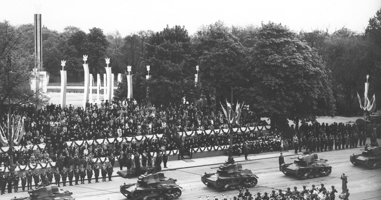 Przejazd czołgów 7TP podczas defilady 3 Maja w 1939 roku /Z archiwum Narodowego Archiwum Cyfrowego