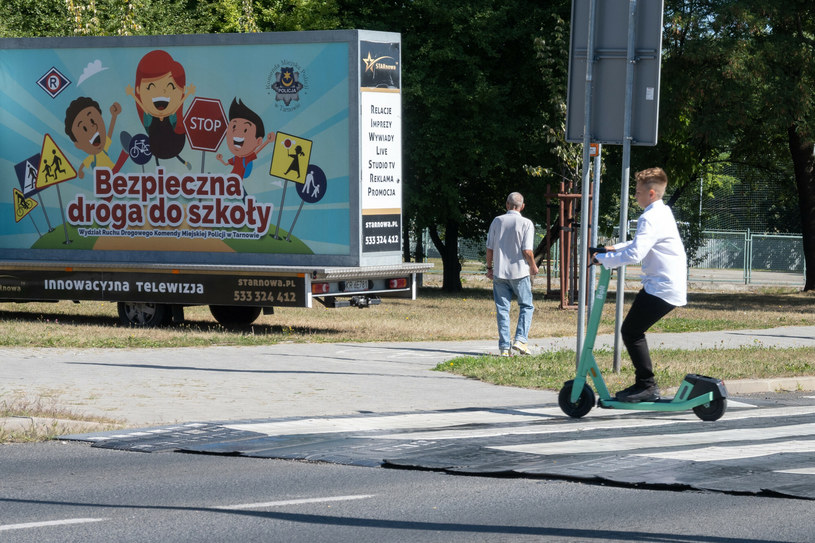 Przejazd hulajnogą elektryczną przez przejście jest zabroniony i może skończyć się mandatem. /Fot. Tadeusz Koniarz/REPORTER /East News
