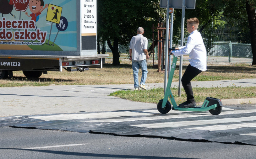 Przejazd hulajnogą elektryczną przez przejście jest zabroniony i może skończyć się mandatem w wysokości 100 zł /Tadeusz Koniarz /Reporter