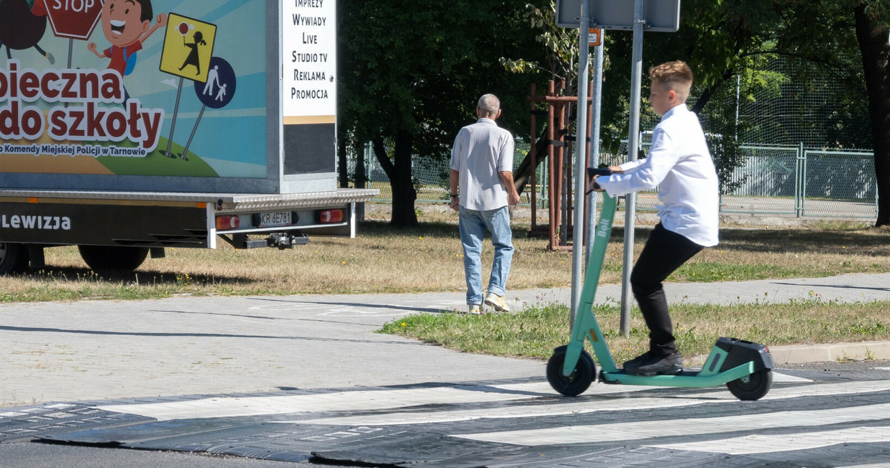 Przejazd hulajnogą elektryczną przez przejście jest zabroniony i może skończyć się mandatem w wysokości 100 zł /Tadeusz Koniarz /Reporter