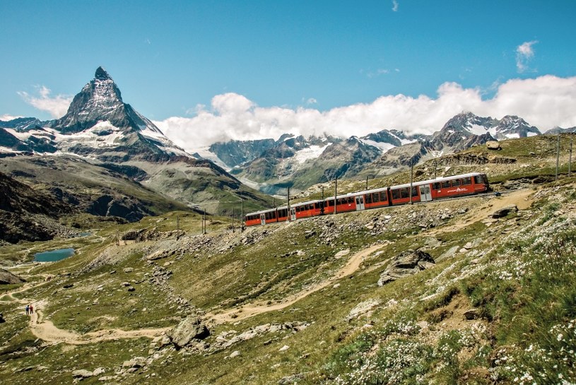 Przejazd koleją z widokiem na Zermatt /Copyright by: Matterhorn Gotthard Bahn/Swiss Travel System By-line: swiss-image.ch/Toni Mohr /.