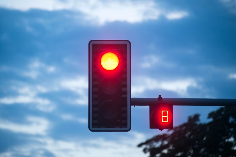 Przejazd na czerwonym świetle na skrzyżowaniu z monitoringiem. /Daniel Dmitriew/Forum /Agencja FORUM