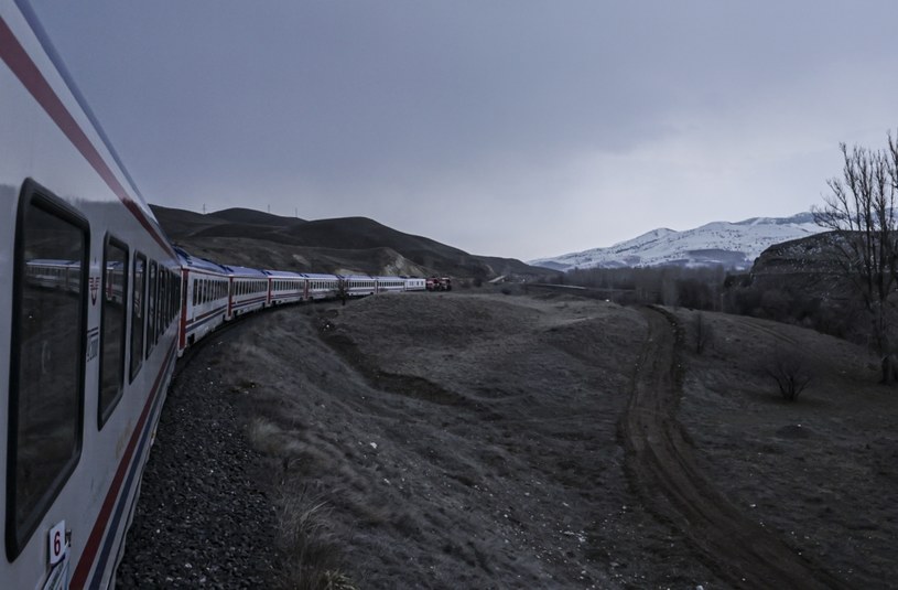 Przejazd pociągiem trwa aż 32 godziny, ale cały czas za oknem będziemy mogli podziwiać górskie widoki /Metin Aktas/Anadolu Agency  /Getty Images
