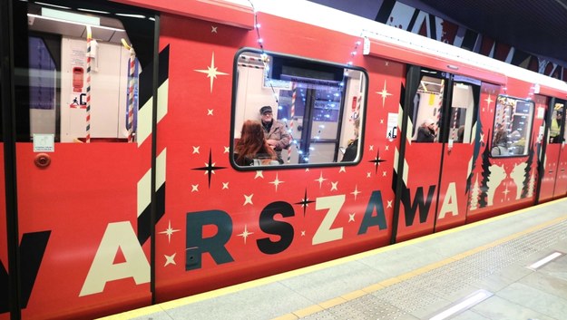 Przejazd świątecznym pociągiem metra / 	Tomasz Gzell    /PAP