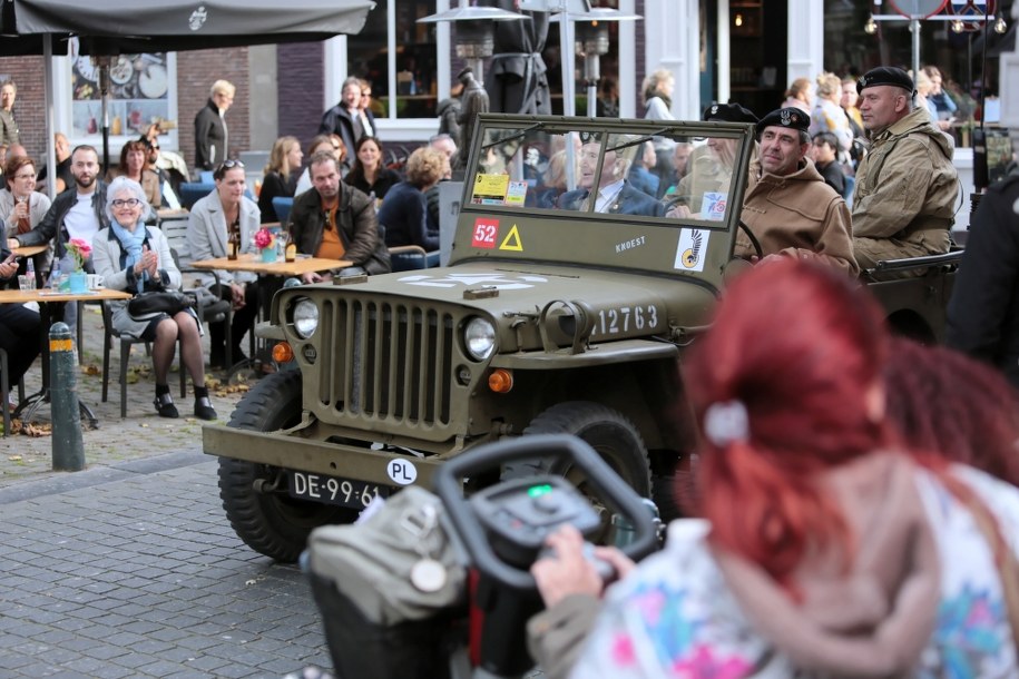 Przejazd zabytkowymi pojazdami wojskowymi / 	Leszek Szymański    /PAP