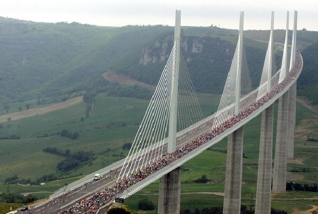 Przejazdy niektórymi mostami są płatne /AFP