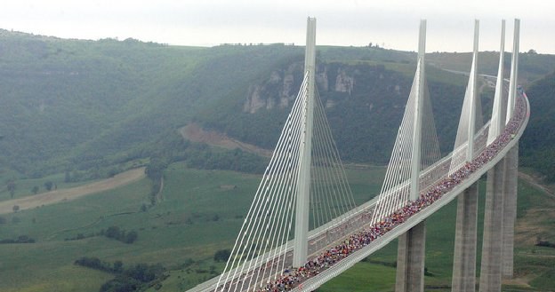 Przejazdy niektórymi mostami są płatne /AFP