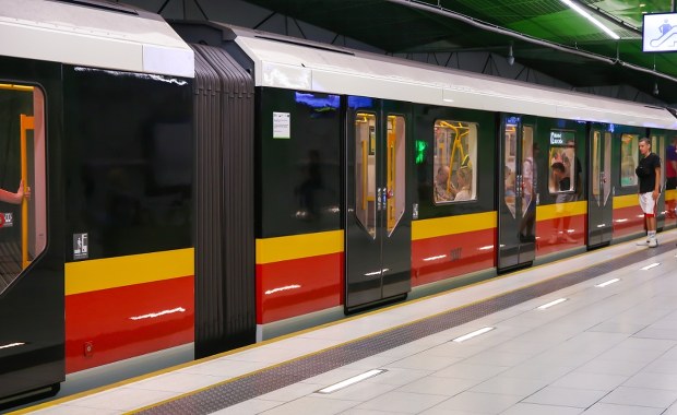 Przejechał nad nim pociąg, wstał i wyszedł. Niebezpieczny wypadek w warszawskim metrze