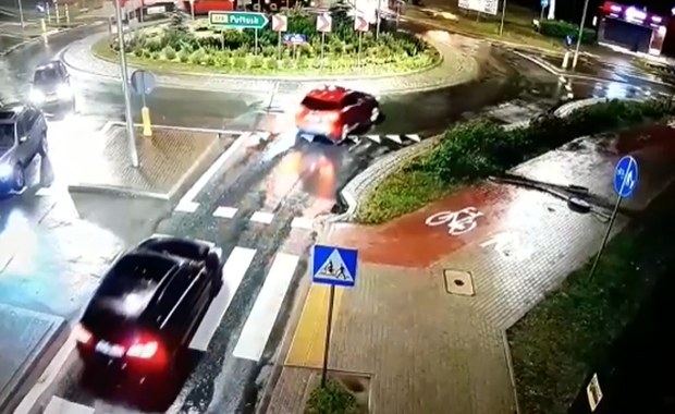 Przejechał przez znaki, pas zieleni i uderzył w ogrodzenie. 64-latek był kompletnie pijany