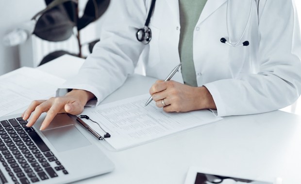 Przejęli tożsamości lekarzy. Wystawiali recepty na psychotropy 